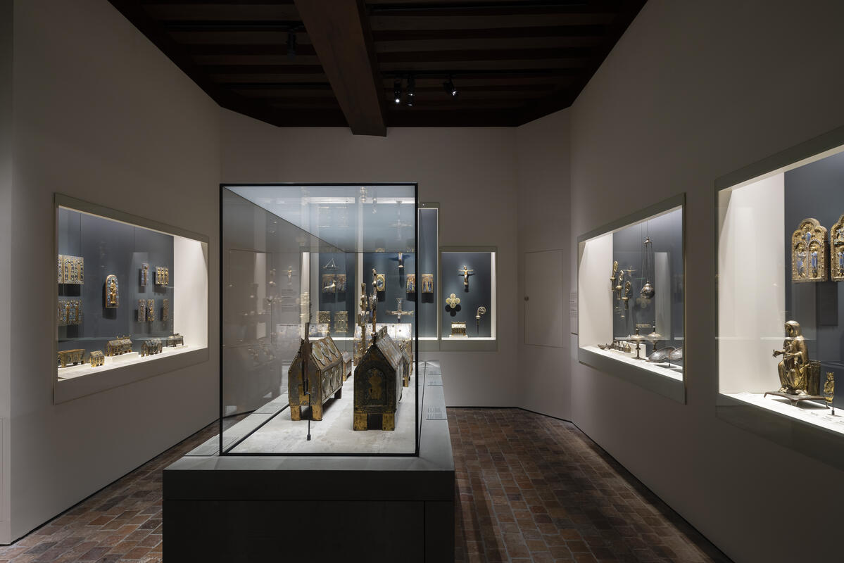 Vitrine muséale étanche créant un environnement stable pour les objets sensibles