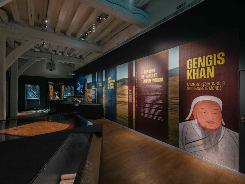 « Genghis Khan, comment les Mongols ont changé le monde ». Une exposition unique présentée au Château des ducs de Bretagne - Musée d'histoire de Nantes, mise en scène dans la gamme de Vitrines Modulaires Meyvaert. »
