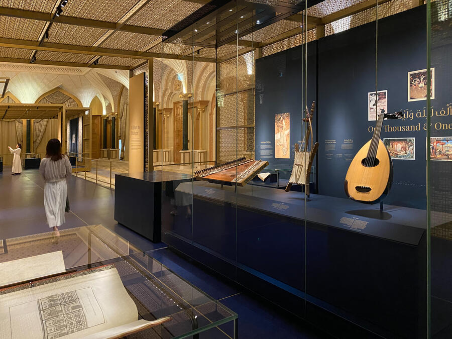 Demountable & modular freestanding showcase with musical instruments and tablecase with books