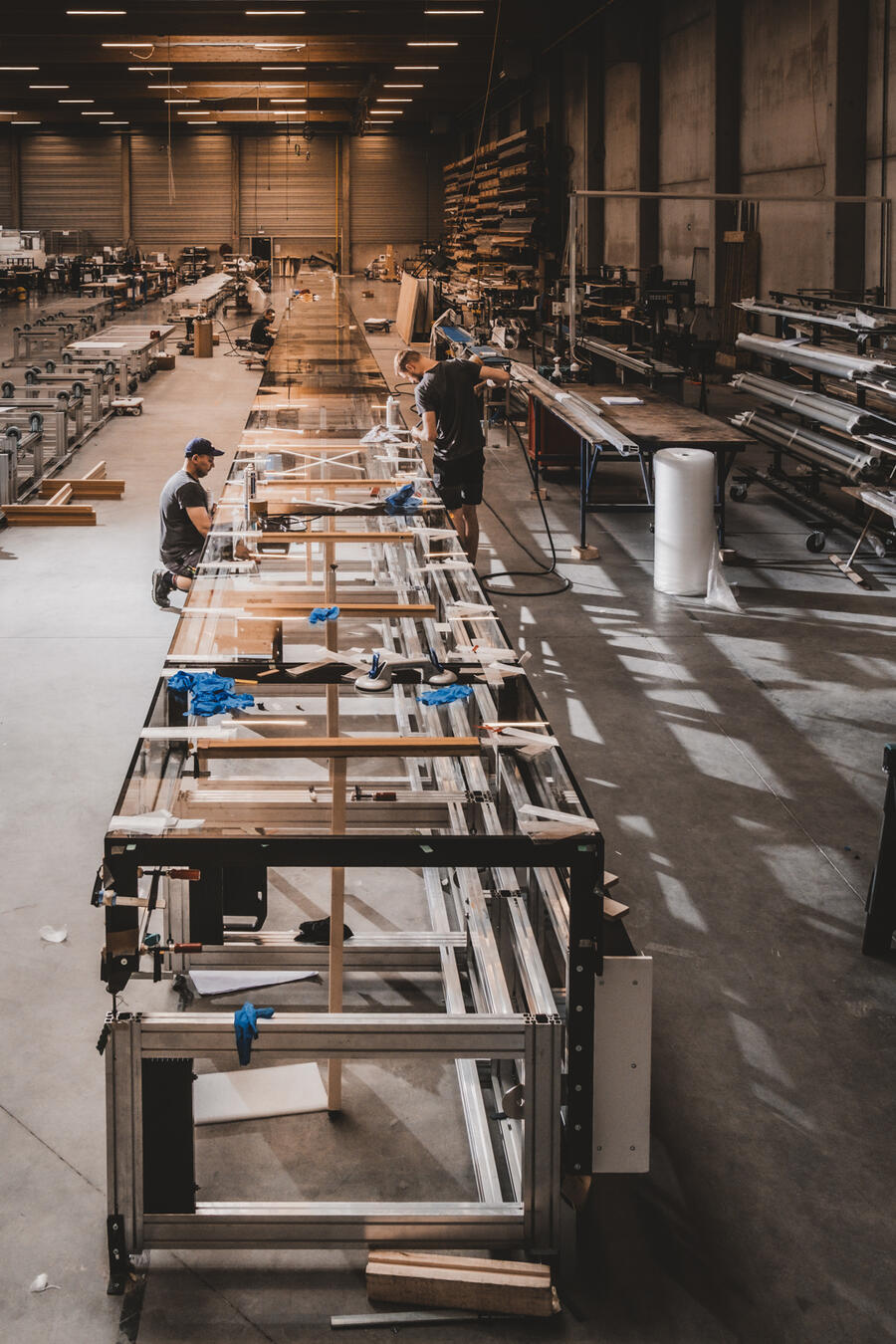 Full-scale assembly of the 70-metre table showcase in Meyvaert’s workshop.