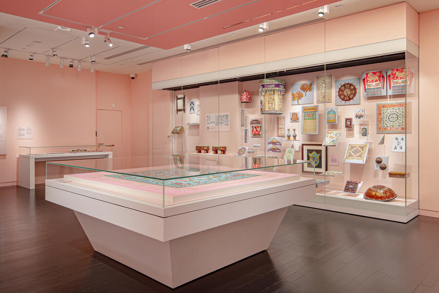 Grote tafelvitrine met Peranakan textiel en decoratieve kunst