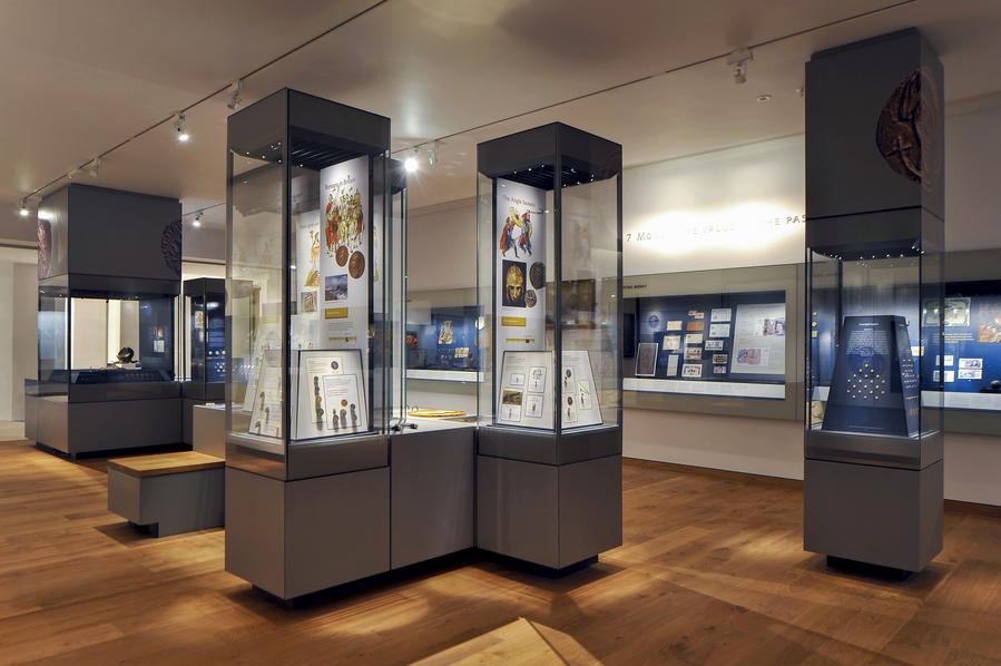 Freestanding museum showcase cabinets