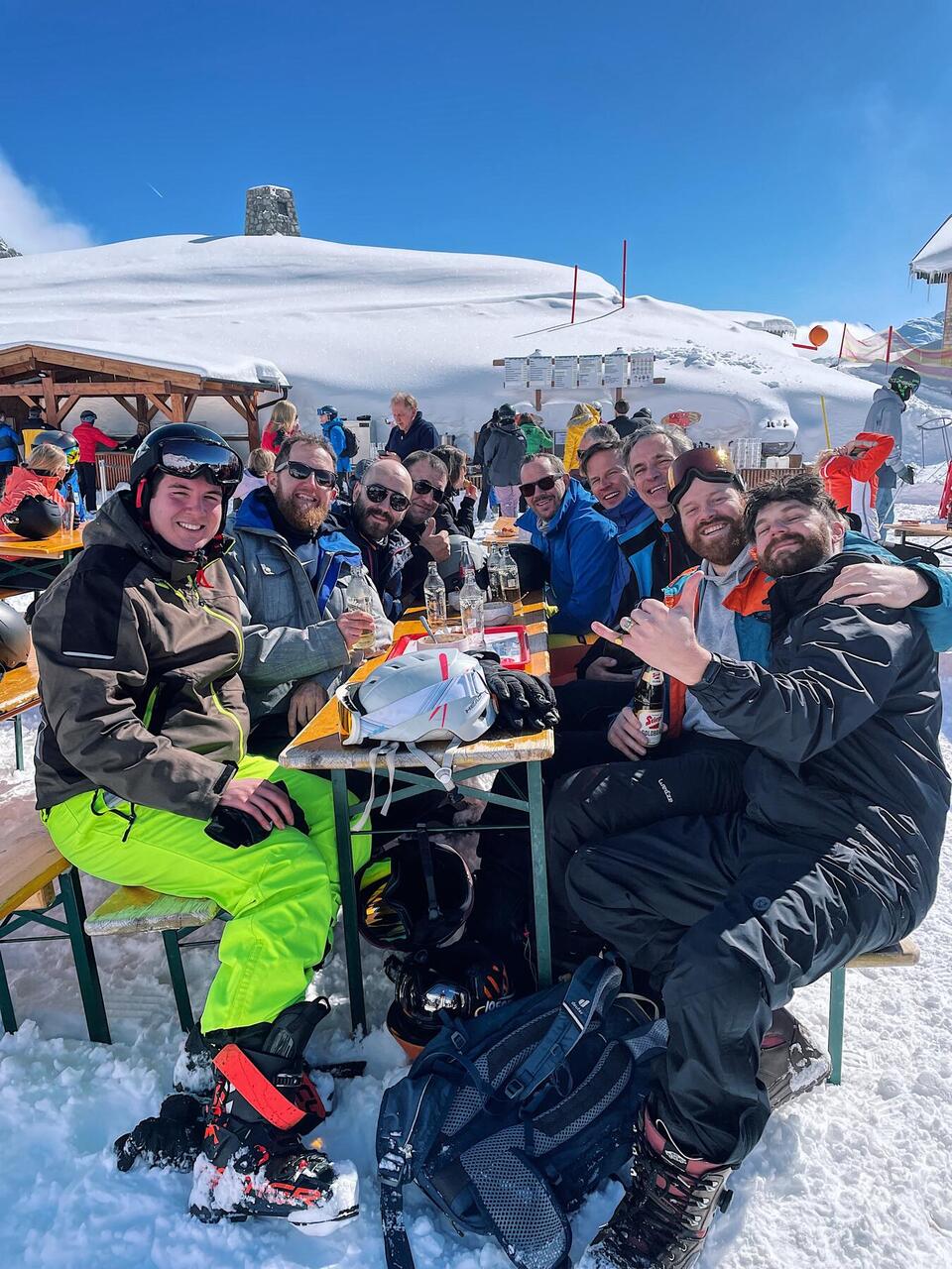 « Nous avons participé à notre troisième voyage annuel de ski / snowboard du Groupe Haerens dans les magnifiques montagnes d'Autriche ! »